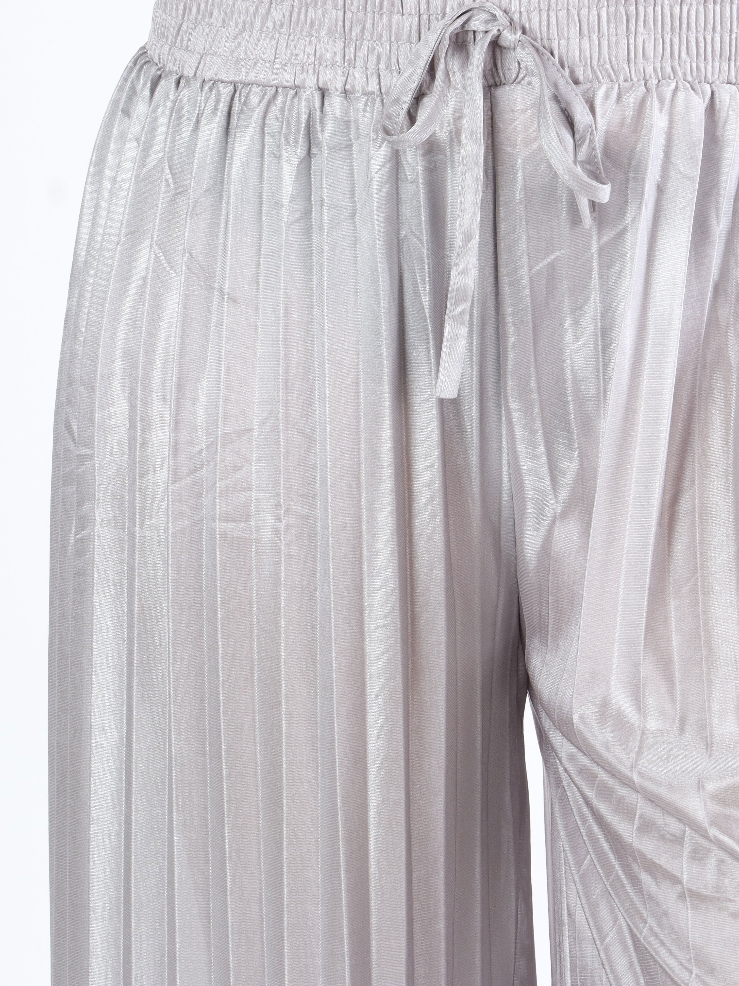 Callie - Enkla plisserade byxor i glänsande tyg